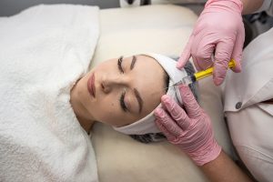 Lady getting forehead botox.